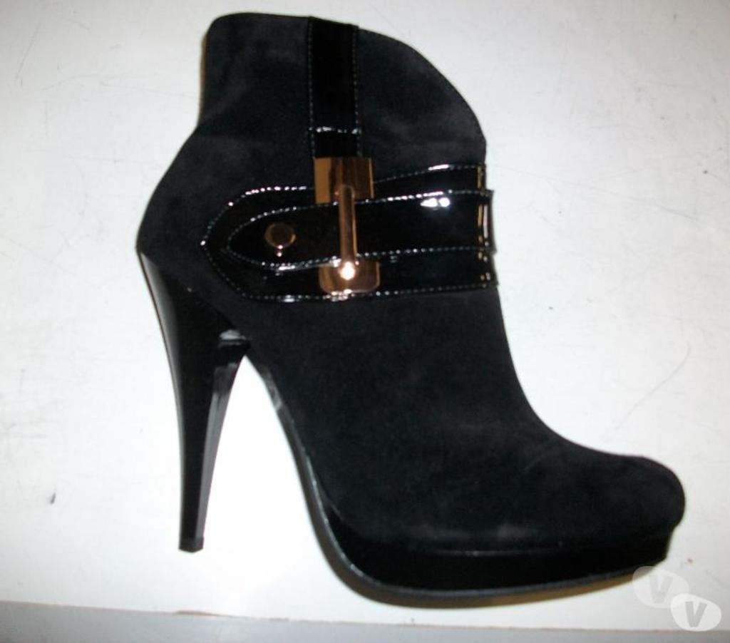 Chaussures Bas-Rhin Bouxwiller - 67330 - Photos Vivastreet Bottines Noir à sangles décoratifs talons 13 cm pt 40 à 15 €