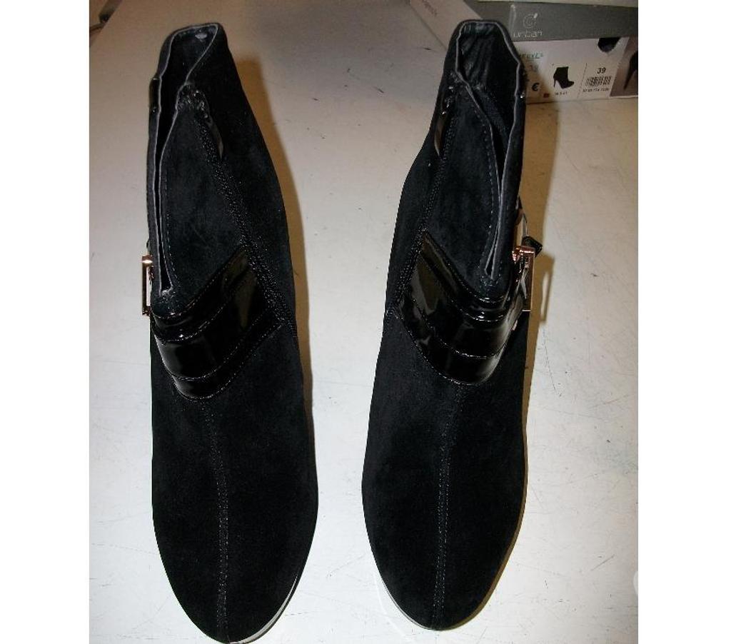 Chaussures Bas-Rhin Bouxwiller - 67330 - Photos Vivastreet Bottines Noir à sangles décoratifs talons 13 cm pt 40 à 15 €