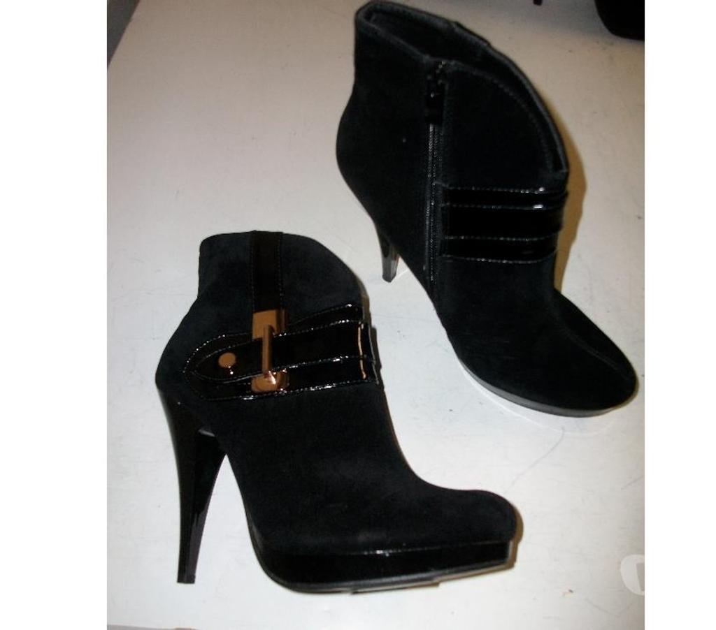 Chaussures Bas-Rhin Bouxwiller - 67330 - Photos Vivastreet Bottines Noir à sangles décoratifs talons 13 cm pt 40 à 15 €