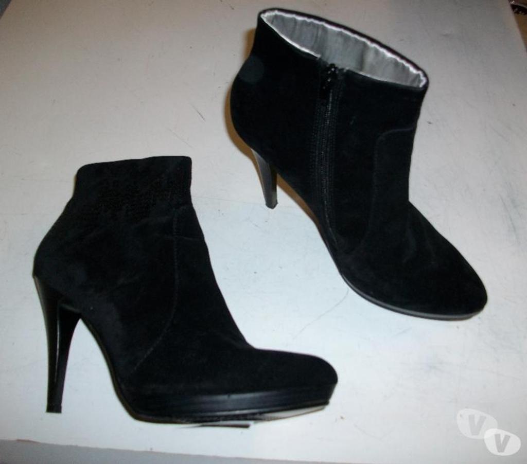 Chaussures Bas-Rhin Bouxwiller - 67330 - Photos Vivastreet Bottines Noir haut strié brillant- talon de 11 cm en pt 39