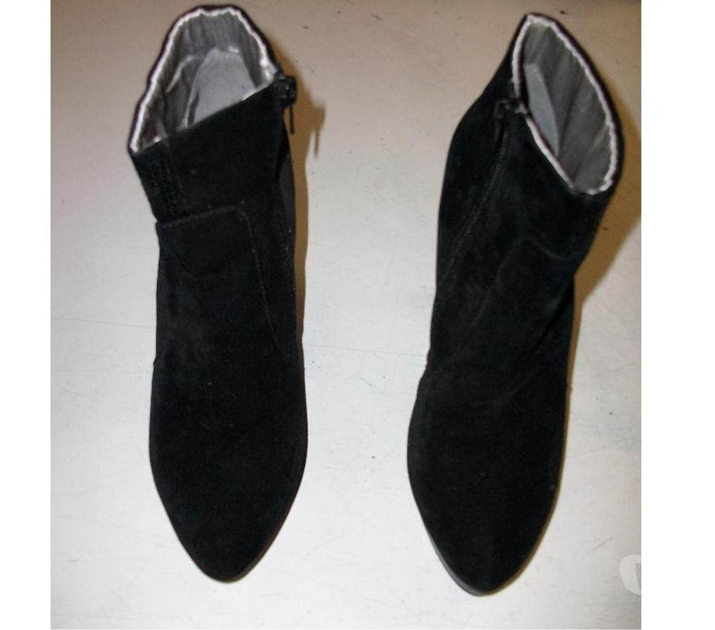 Chaussures Bas-Rhin Bouxwiller - 67330 - Photos Vivastreet Bottines Noir haut strié brillant- talon de 11 cm en pt 39