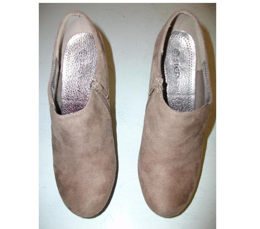 Chaussures Bas-Rhin Bouxwiller - 67330 - Photos Vivastreet Escarpins Daim Taupe talons 14 cm pt 40 à 12 €