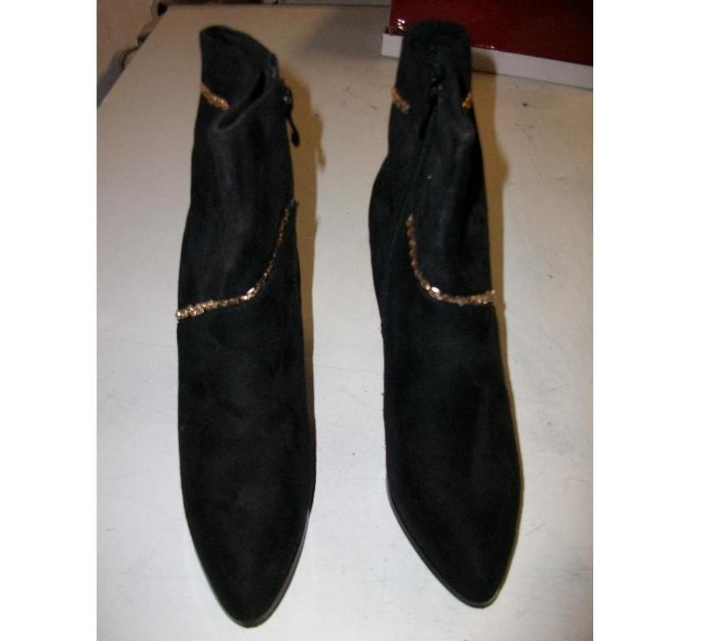 Chaussures Bas-Rhin Bouxwiller - 67330 - Photos Vivastreet Bottines Noir filamant doré - talons 12 cm- pt 40