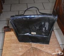 sac en cuir noir verni