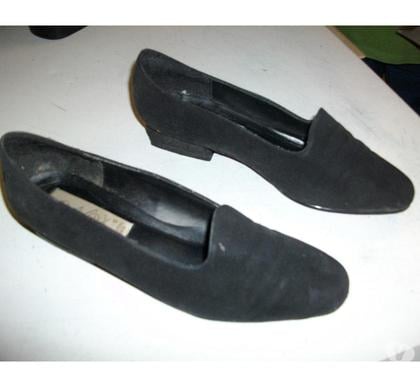 Chaussures et bottes occasion Bouxwiller Bas-Rhin - Photos Vivastreet Mocassins daim Noir petit talon pointure 38 à 2 €