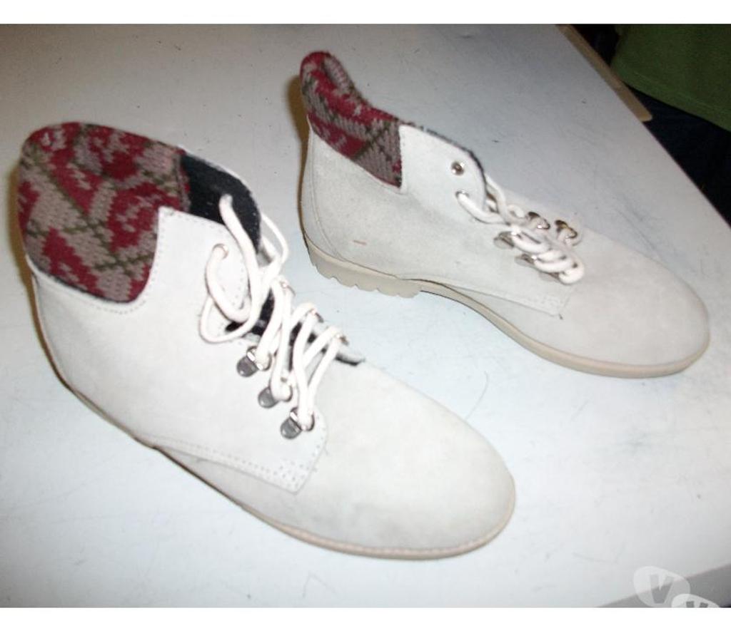 Chaussures Bas-Rhin Bouxwiller - 67330 - Photos Vivastreet Derbys daim Beige col tricot pointure 38-neuves