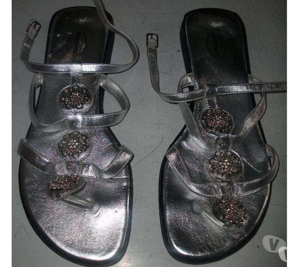 Chaussures Bas-Rhin Bouxwiller - 67330 - Photos Vivastreet Paires de Nu-pieds pointure 40 Doré et Argenté neufs à 5 €
