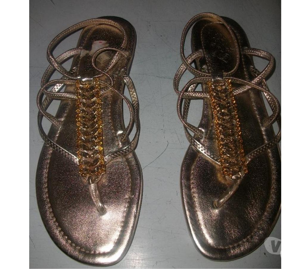 Chaussures Bas-Rhin Bouxwiller - 67330 - Photos Vivastreet Paires de Nu-pieds pointure 40 Doré et Argenté neufs à 5 €