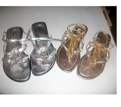 Chaussures et bottes occasion Bouxwiller Bas-Rhin - Photos Vivastreet Paires de Nu-pieds pointure 40 Doré et Argenté neufs à 5 €