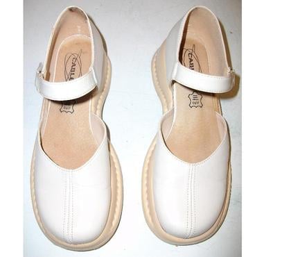 Chaussures et bottes occasion Bouxwiller Bas-Rhin - Photos Vivastreet Sandales Beige à scratch pt 39 à 5 €