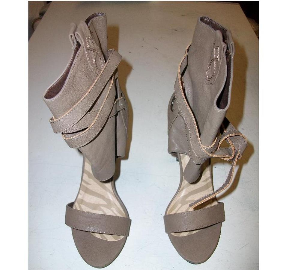 Chaussures Bas-Rhin Bouxwiller - 67330 - Photos Vivastreet Escarpins hauts Kaki à talons 11 cm pt 39 à 8 €