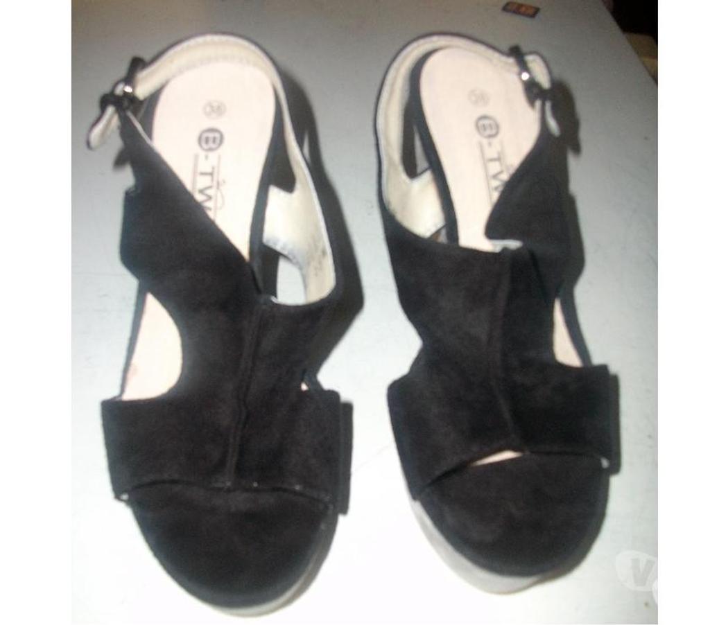 Chaussures Bas-Rhin Bouxwiller - 67330 - Photos Vivastreet Escarpins bicolore Gris-Noir pt 38-39 -neuves- à 10 €