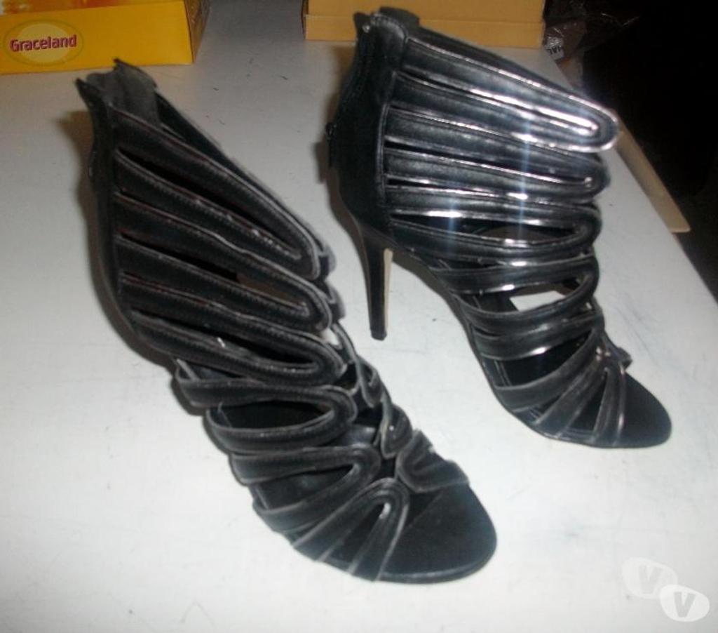Chaussures Bas-Rhin Bouxwiller - 67330 - Photos Vivastreet Escarpins Noir rayure Argentées pt 38-39 talons 11 cm à 9 €