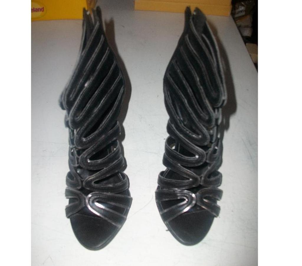 Chaussures Bas-Rhin Bouxwiller - 67330 - Photos Vivastreet Escarpins Noir rayure Argentées pt 38-39 talons 11 cm à 9 €