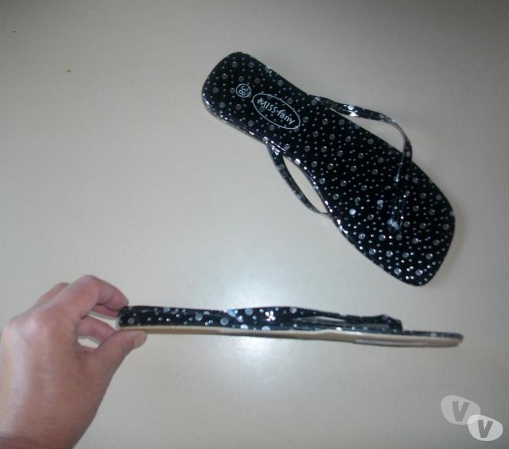 Chaussures Bas-Rhin Bouxwiller - 67330 - Photos Vivastreet Tongs Noir à pois argentés pt 38-neuves- à 2,50 €