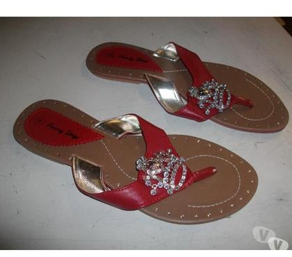 Chaussures occasion Bouxwiller Bas-Rhin - Photos Vivastreet Entredoigts Rouge à écusson pointure 38 -neufs- à 5 €