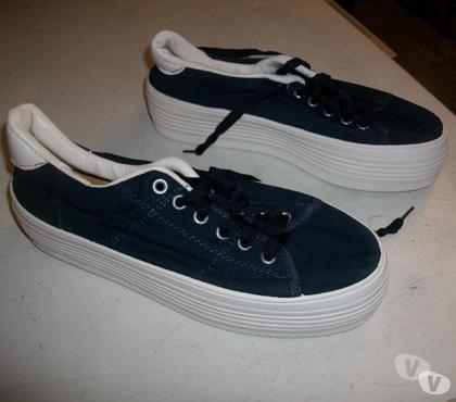Chaussures et bottes occasion Bouxwiller Bas-Rhin - Photos Vivastreet Basket en toile Marine pointure 38 à 3 €