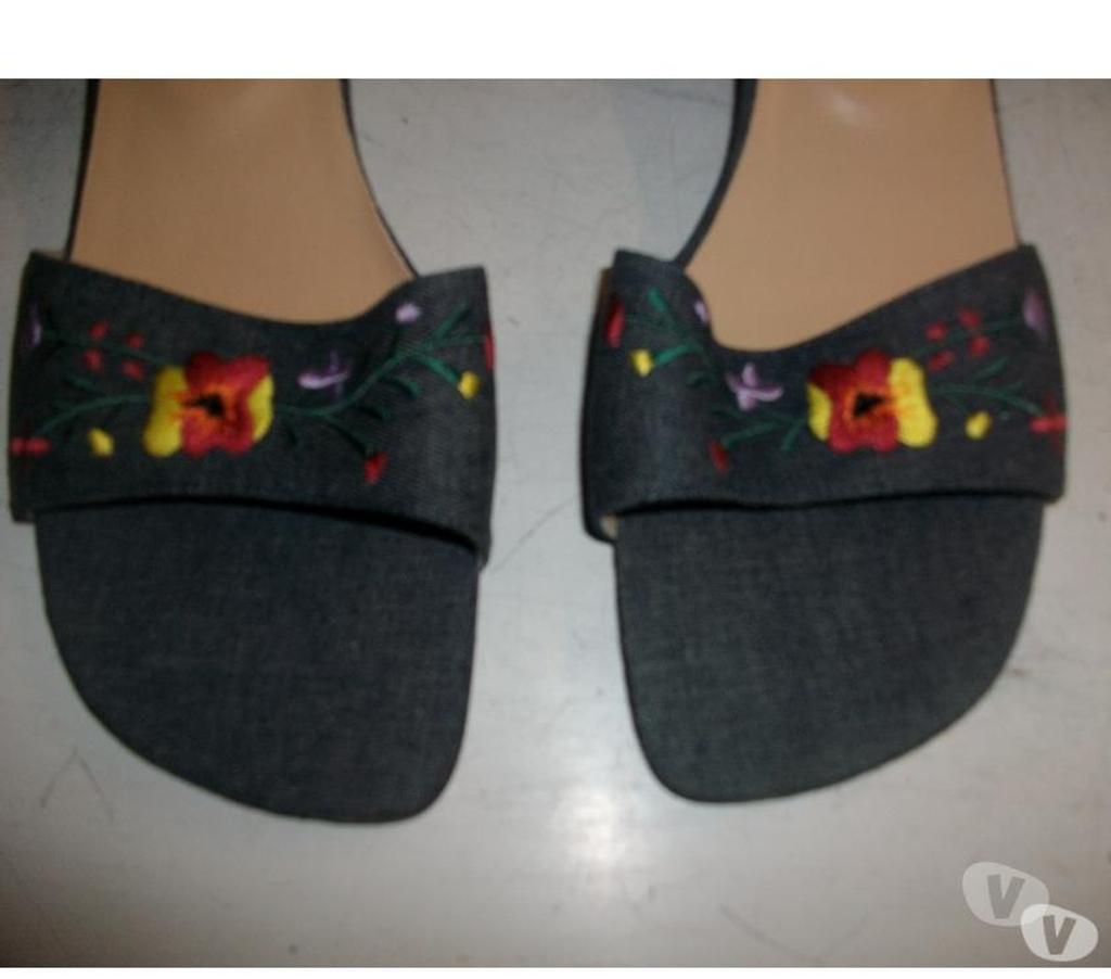 Chaussures Bas-Rhin Bouxwiller - 67330 - Photos Vivastreet Mules Bleu Jean à fleurs pt 40-neuves- à 5 €
