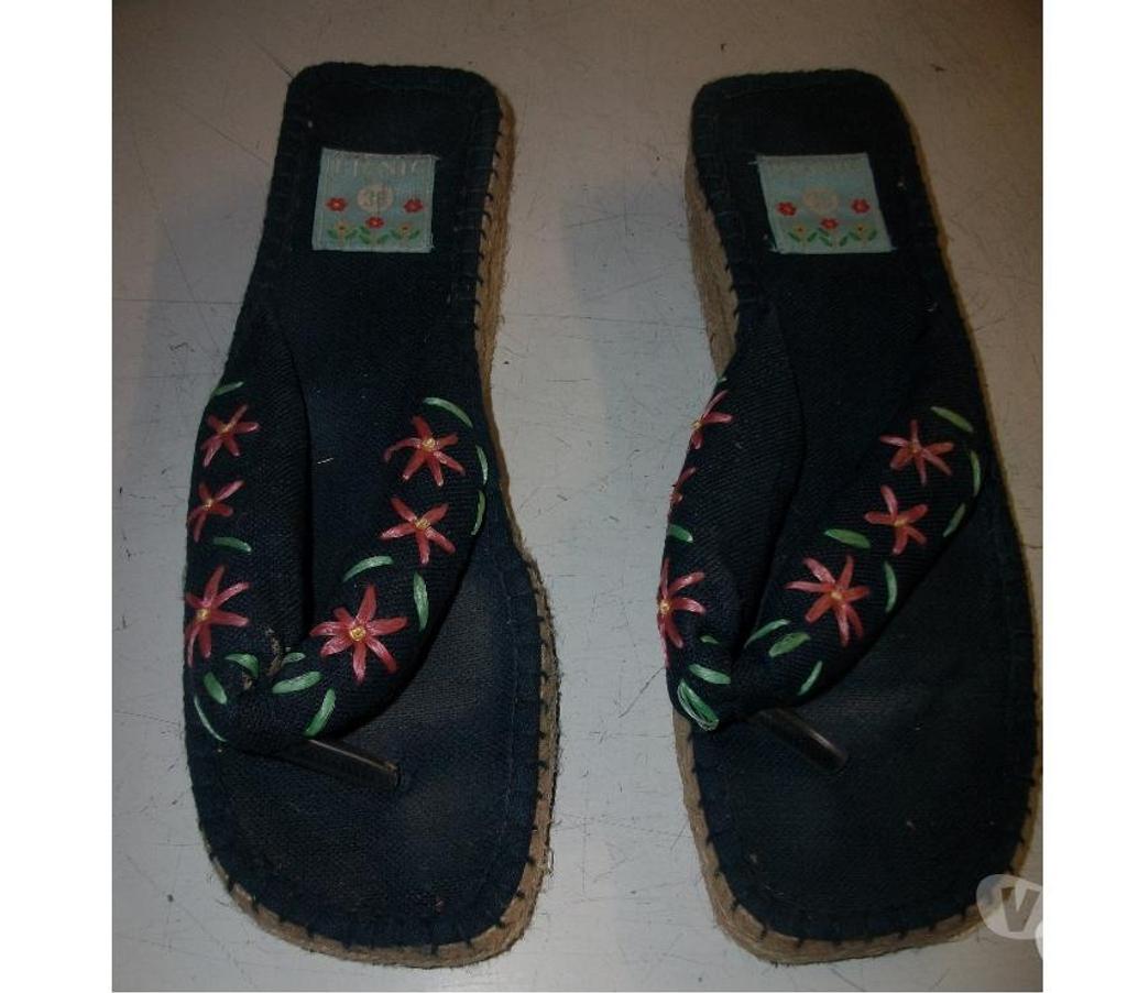 Chaussures Bas-Rhin Bouxwiller - 67330 - Photos Vivastreet Entredoigts en espadrilles Bleu à Fleurs pt 38 à 3,50 €