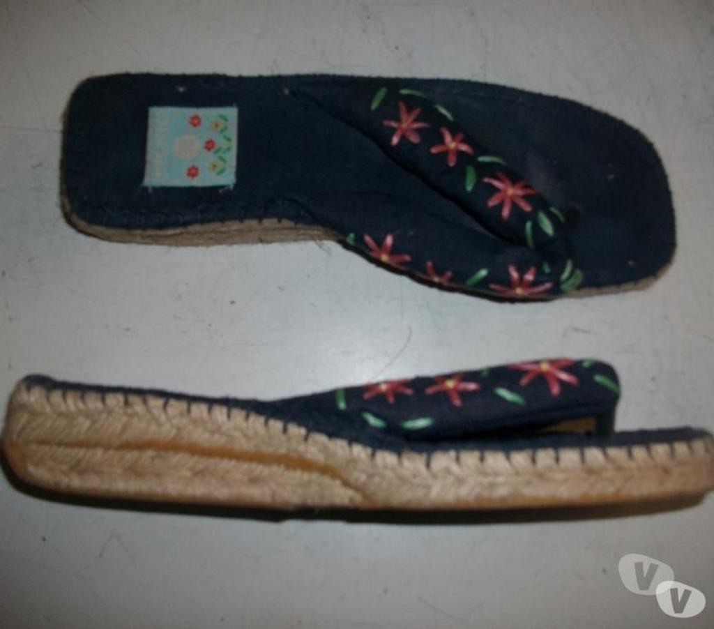 Chaussures Bas-Rhin Bouxwiller - 67330 - Photos Vivastreet Entredoigts en espadrilles Bleu à Fleurs pt 38 à 3,50 €