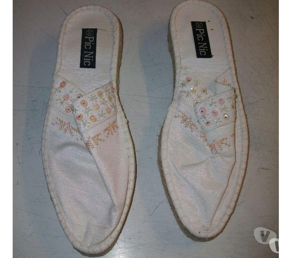 Chaussures Bas-Rhin Bouxwiller - 67330 - Photos Vivastreet Mules en espadrilles Crème perlés pt 37-38 neuves- à 4 €