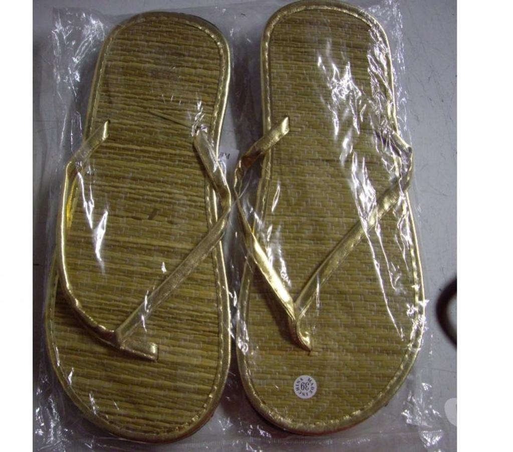 Chaussures Bas-Rhin Bouxwiller - 67330 - Photos Vivastreet Paires de Tongs Dorés et Argentés pt 39-neufs- à 2,50 €