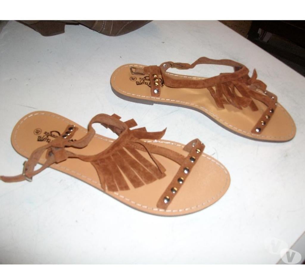 Chaussures Bas-Rhin Bouxwiller - 67330 - Photos Vivastreet Nu-pieds Brun à franges pt 40 -neuves- à 5 €