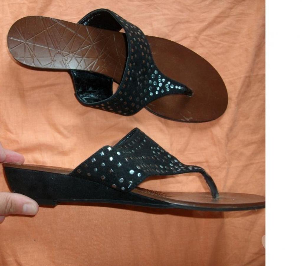 Chaussures Bas-Rhin Bouxwiller - 67330 - Photos Vivastreet Entredoigts Noir Incrustations Brillants pt 39 -neufs- à 7 €