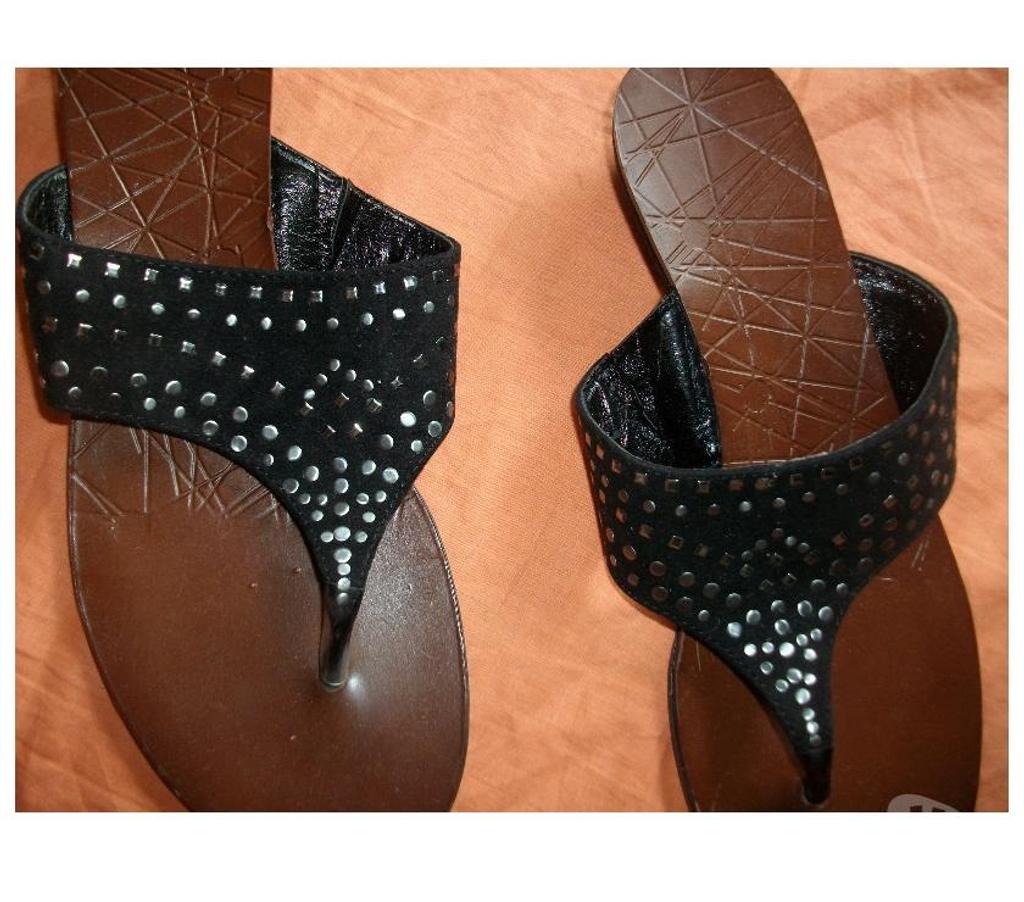 Chaussures Bas-Rhin Bouxwiller - 67330 - Photos Vivastreet Entredoigts Noir Incrustations Brillants pt 39 -neufs- à 7 €
