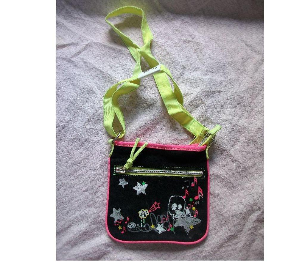 Accessoires - Bagagerie Bas-Rhin Bouxwiller - 67330 - Photos Vivastreet Petits Sacs Bandoulières pour Enfants + Adolescents à 2,50 €