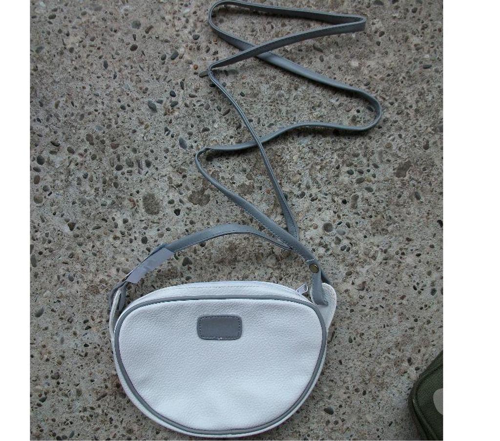 Accessoires - Bagagerie Bas-Rhin Bouxwiller - 67330 - Photos Vivastreet SACS à MAINS à 0,50 €