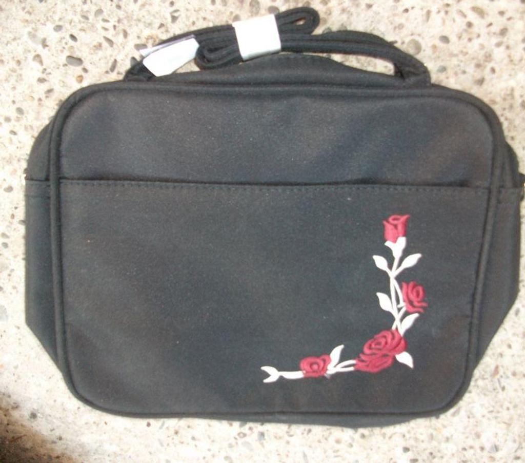 Accessoires - Bagagerie Bas-Rhin Bouxwiller - 67330 - Photos Vivastreet Divers SACS à MAINS à 2 € pièce