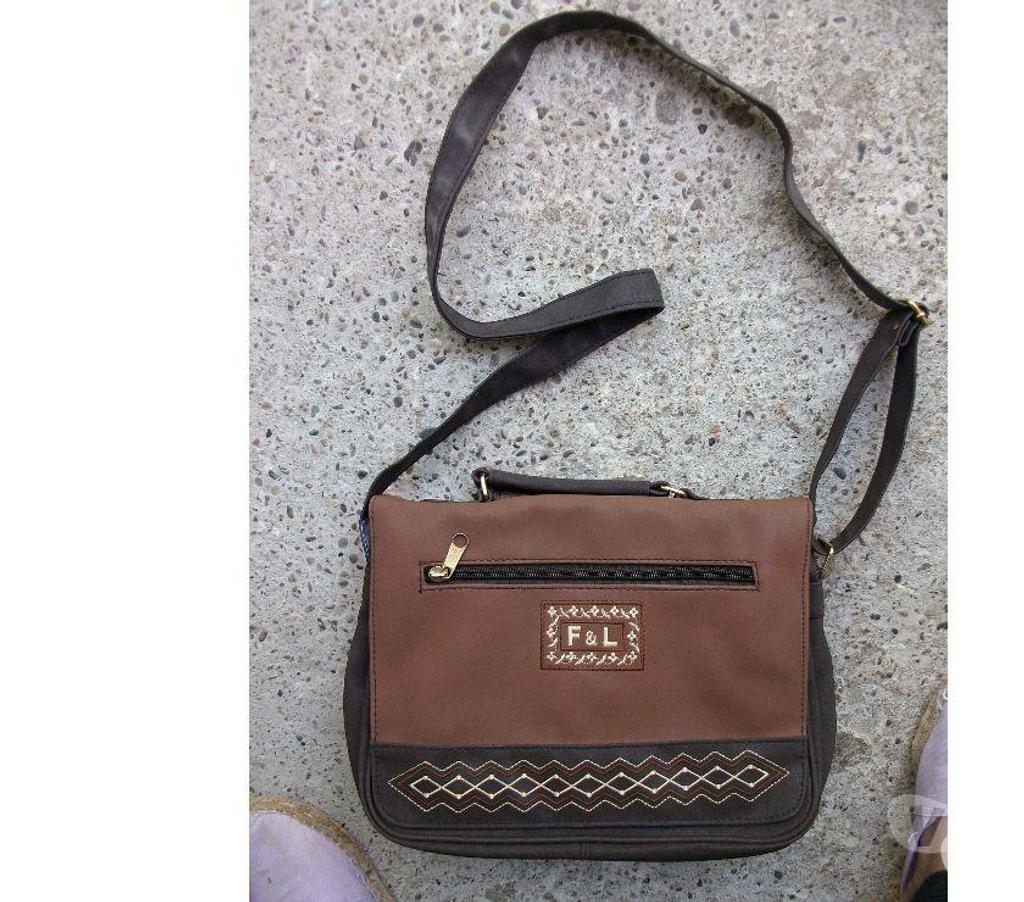 Accessoires - Bagagerie Bas-Rhin Bouxwiller - 67330 - Photos Vivastreet Divers SACS à MAINS à 4 € neufs