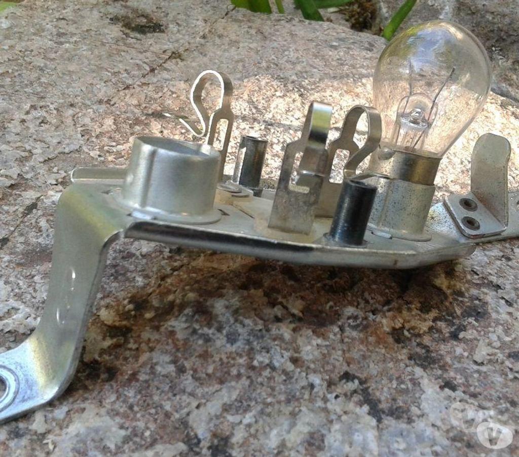 Pièces et services auto Var Pierrefeu du Var - 83390 - Photos Vivastreet Platine socle feu arrière gauche Renault 4, R4 berline