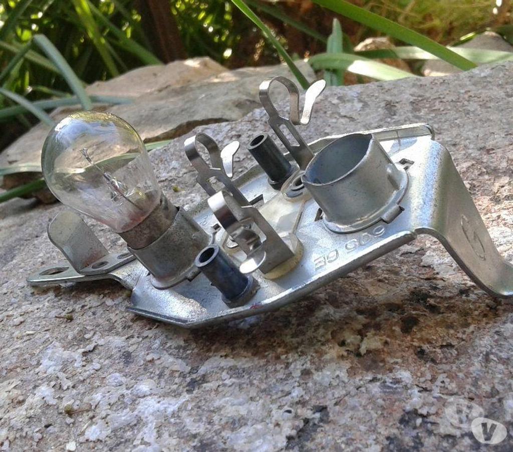 Pièces et services auto Var Pierrefeu du Var - 83390 - Photos Vivastreet Platine socle feu arrière gauche Renault 4, R4 berline