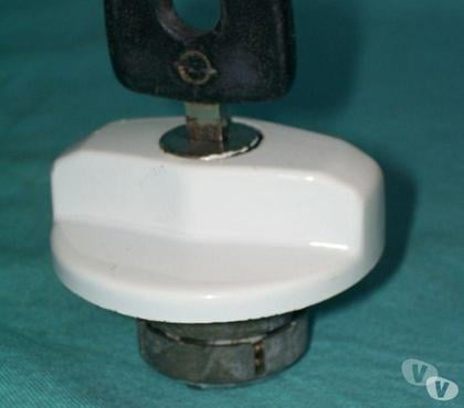 Accessoires auto & tuning Pierrefeu du Var Var - Photos Vivastreet Bouchon de réservoir OPEL CORSA