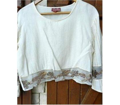 Vêtements occasion Cosnac Corrèze - Photos Vivastreet Chemisier blanc cassé imprimé (manches). Incrustation en voi