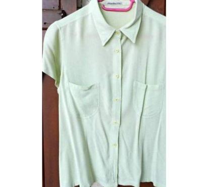 Vêtements occasion Cosnac Corrèze - Photos Vivastreet Chemisier vert anis. J Riu. Taille 4042. Manches courtes.