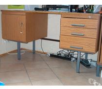 Bureau solide sur pieds métalliques