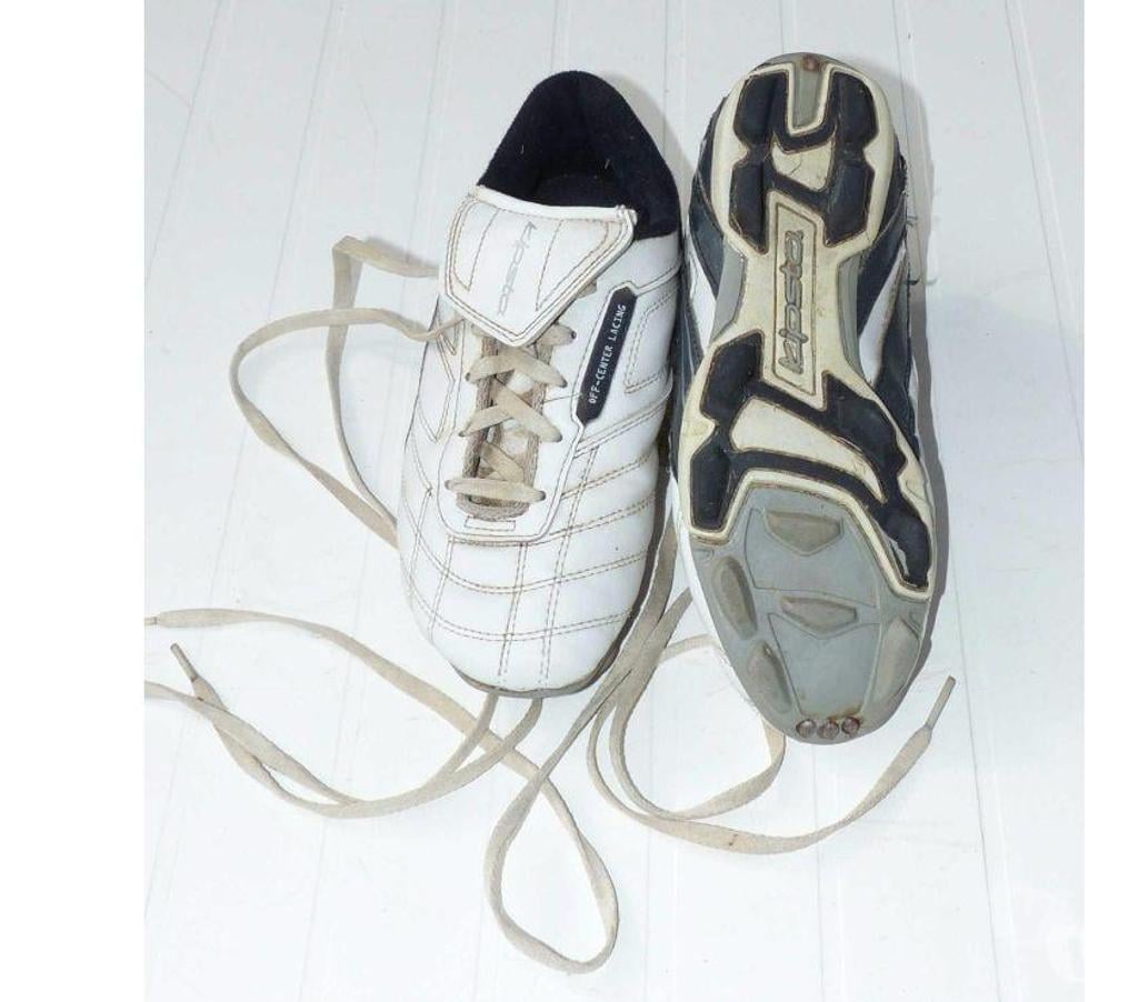 Chaussures Pas-de-Calais St Leonard - 62360 - Photos Vivastreet Chaussures de Foot Kipsta (35-36)