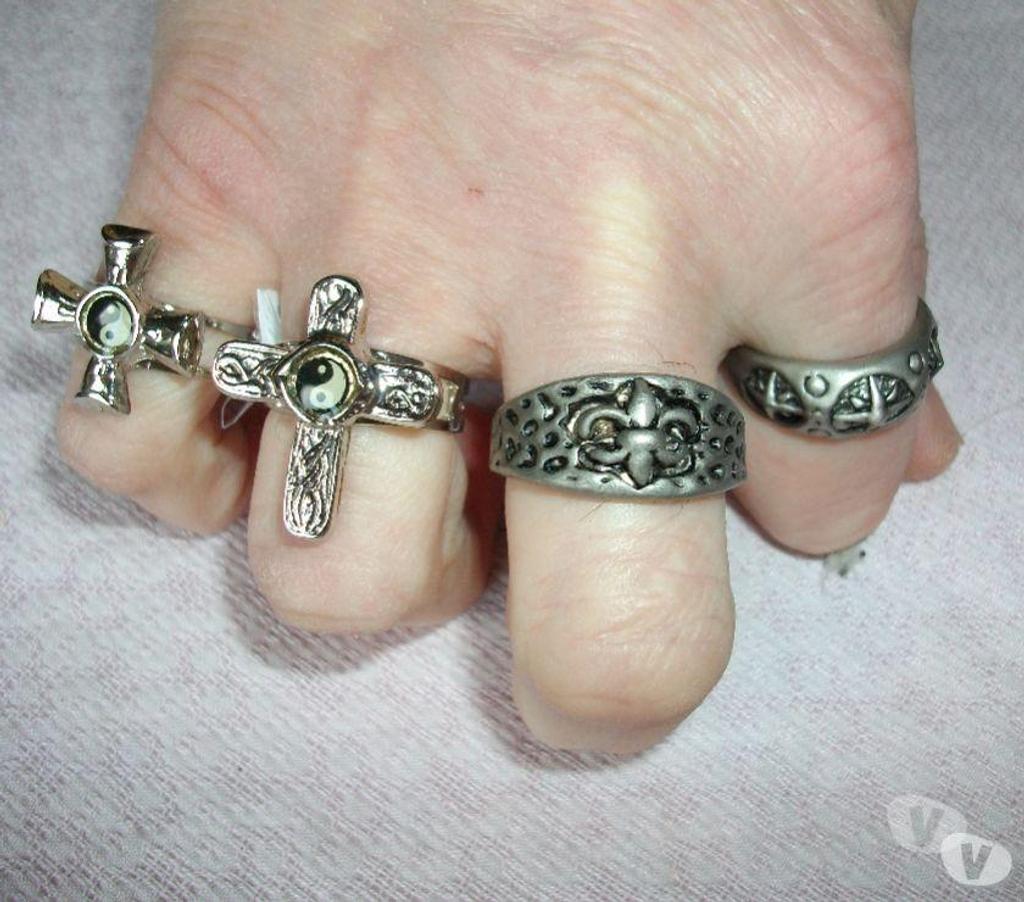Bijoux occasion Bas-Rhin Bouxwiller - 67330 - Photos Vivastreet Bijoux pacotille "Rebelles" et "Tête de Mort"