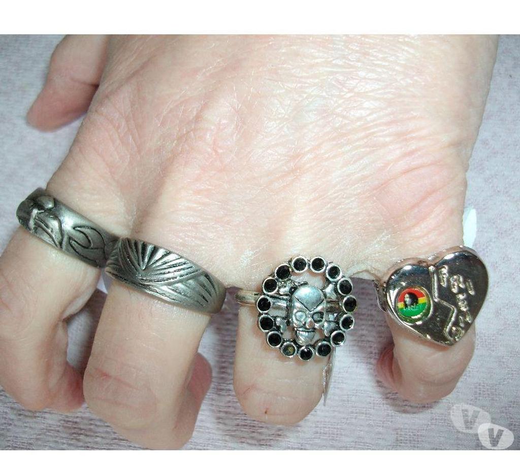 Bijoux occasion Bas-Rhin Bouxwiller - 67330 - Photos Vivastreet Bijoux pacotille "Rebelles" et "Tête de Mort"