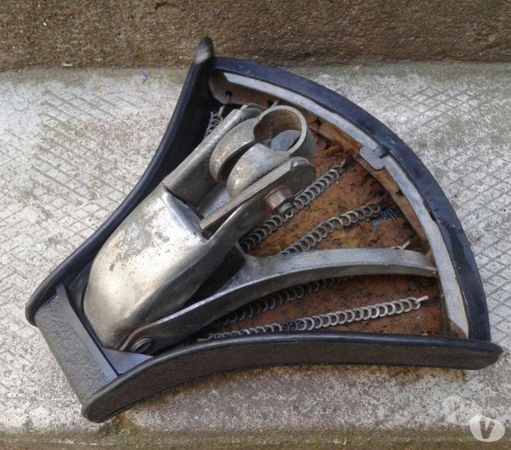 Pièces et services moto Var Pierrefeu du Var - 83390 - Photos Vivastreet selle Denfeld , BMA , vélomoteur Sachs triumph etc