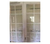 Vends deux rideaux blancs avec un motif d'arbres