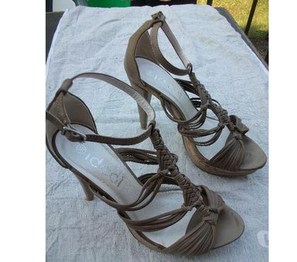 Chaussures et bottes occasion Bouxwiller Bas-Rhin - Photos Vivastreet Escarpins Kaki à talons de 11 cm pt 39 -neuf