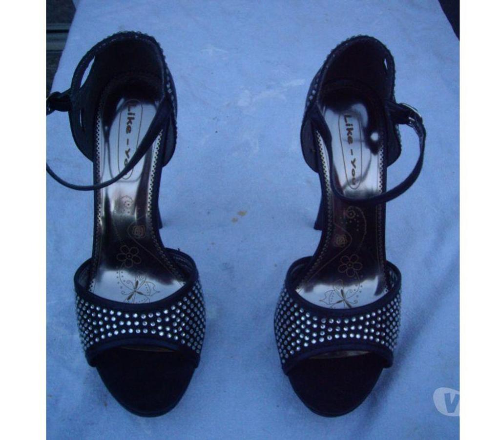 Chaussures Bas-Rhin Bouxwiller - 67330 - Photos Vivastreet Escarpins Noir à brillants pt38 talons 12cm-neuf