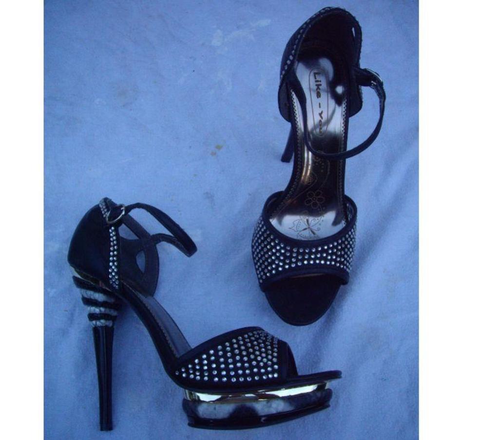 Chaussures Bas-Rhin Bouxwiller - 67330 - Photos Vivastreet Escarpins Noir à brillants pt38 talons 12cm-neuf