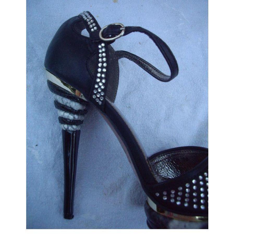 Chaussures Bas-Rhin Bouxwiller - 67330 - Photos Vivastreet Escarpins Noir à brillants pt38 talons 12cm-neuf