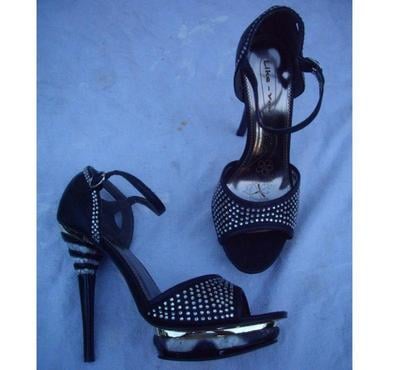 Chaussures et bottes occasion Bouxwiller Bas-Rhin - Photos Vivastreet Escarpins Noir à brillants pt38 talons 12cm-neuf