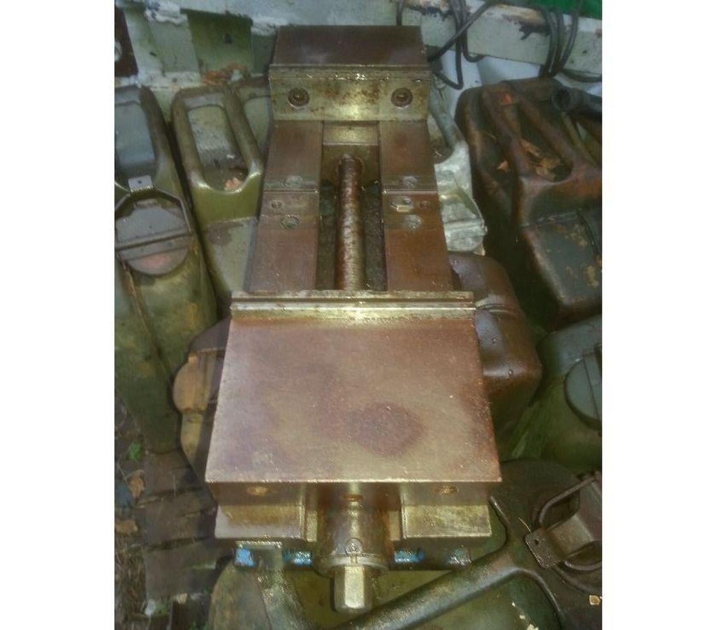 Matériel Seine-et-Marne Montceaux les Provins - 77151 - Photos Vivastreet KURT étau